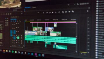 Videoredigeringsprogram med flera klipp och ljudspår i en tidslinje